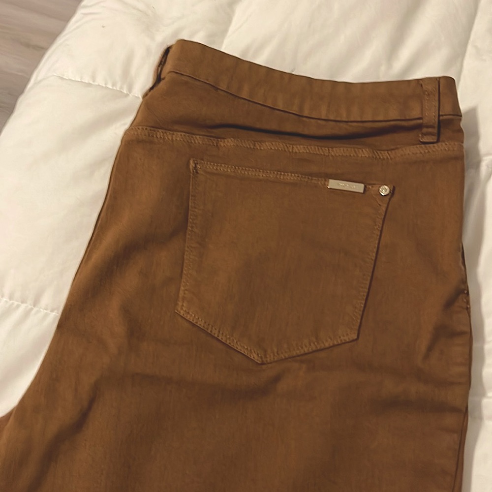 The SO SLIMMING GIRLFRIEND ANKLE jeans by Chico’s. Size 3